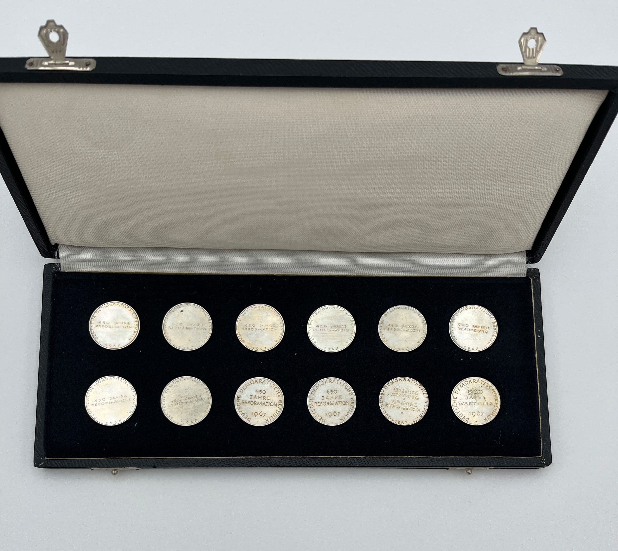 Etui mit 12 Stück Medaillen