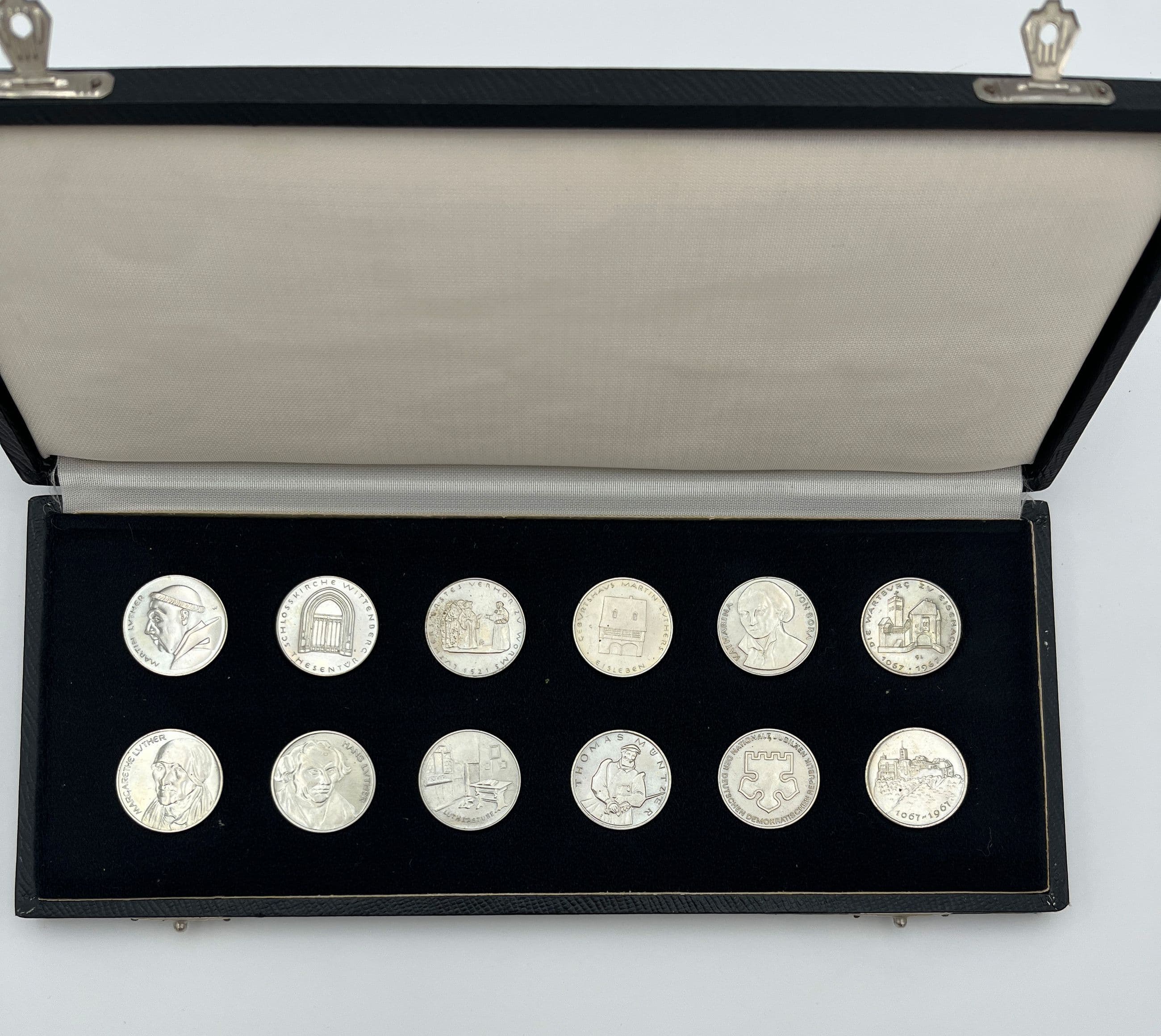 Etui mit 12 Stück Medaillen