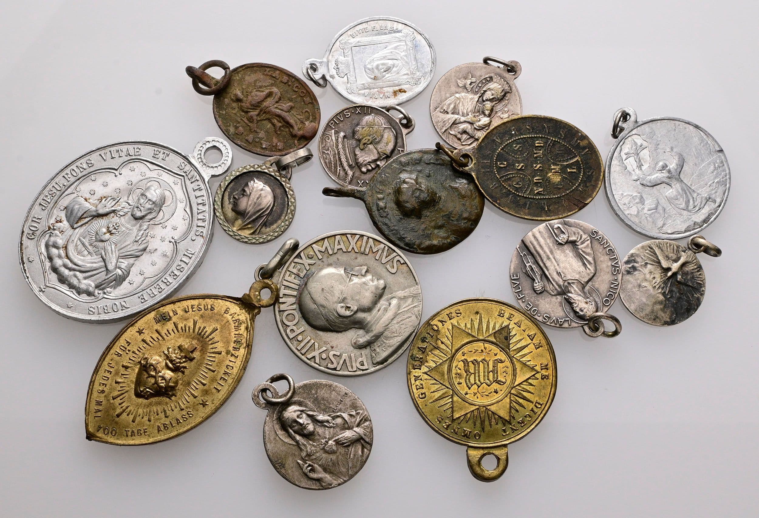 Lot 15 Stück Religiöse Medaillen und Wallfahrtsanhänger