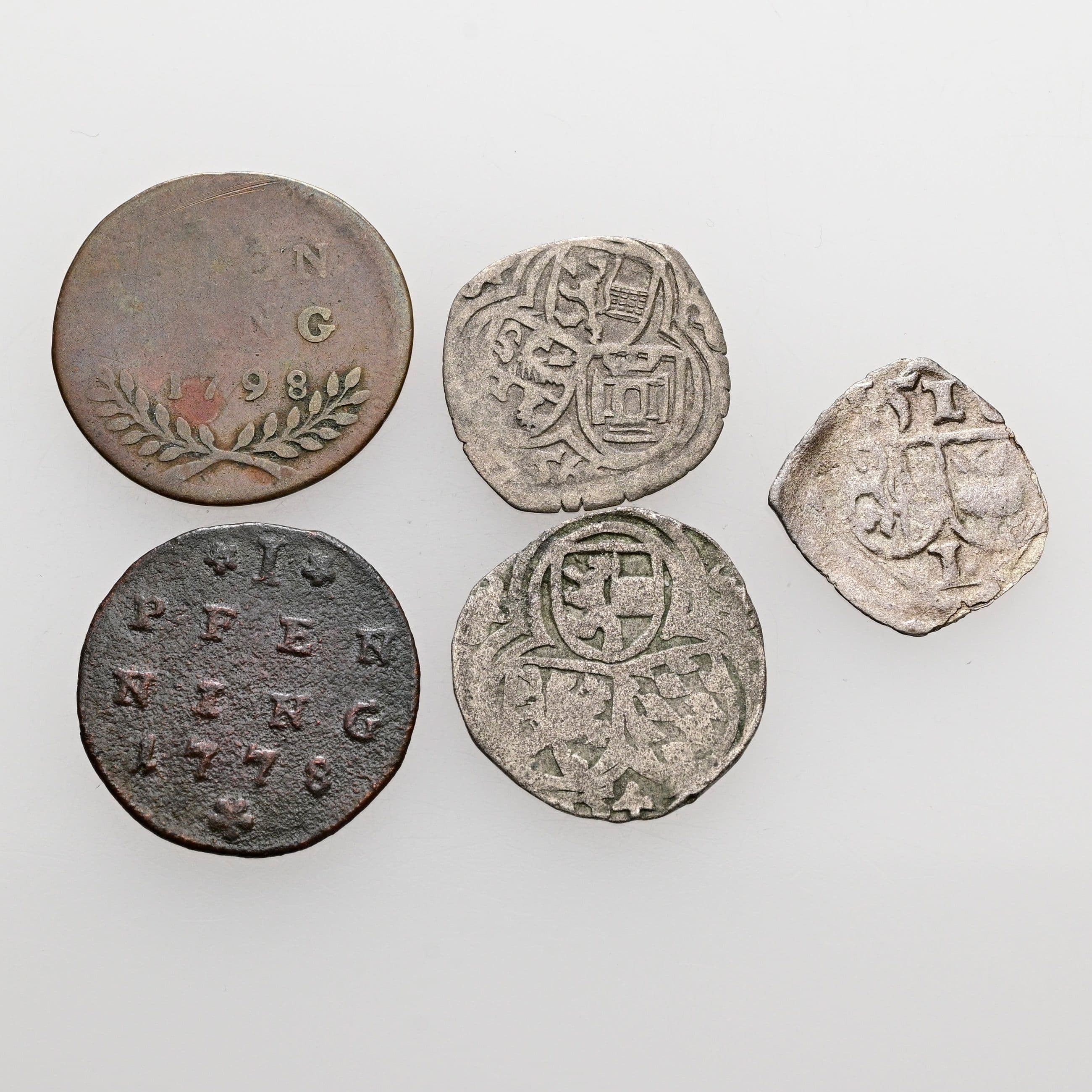 Lot Salzburger Kleinmünzen, Pfennig (3x), 2 Pfennige (2x) Salzburg – Vorderseite