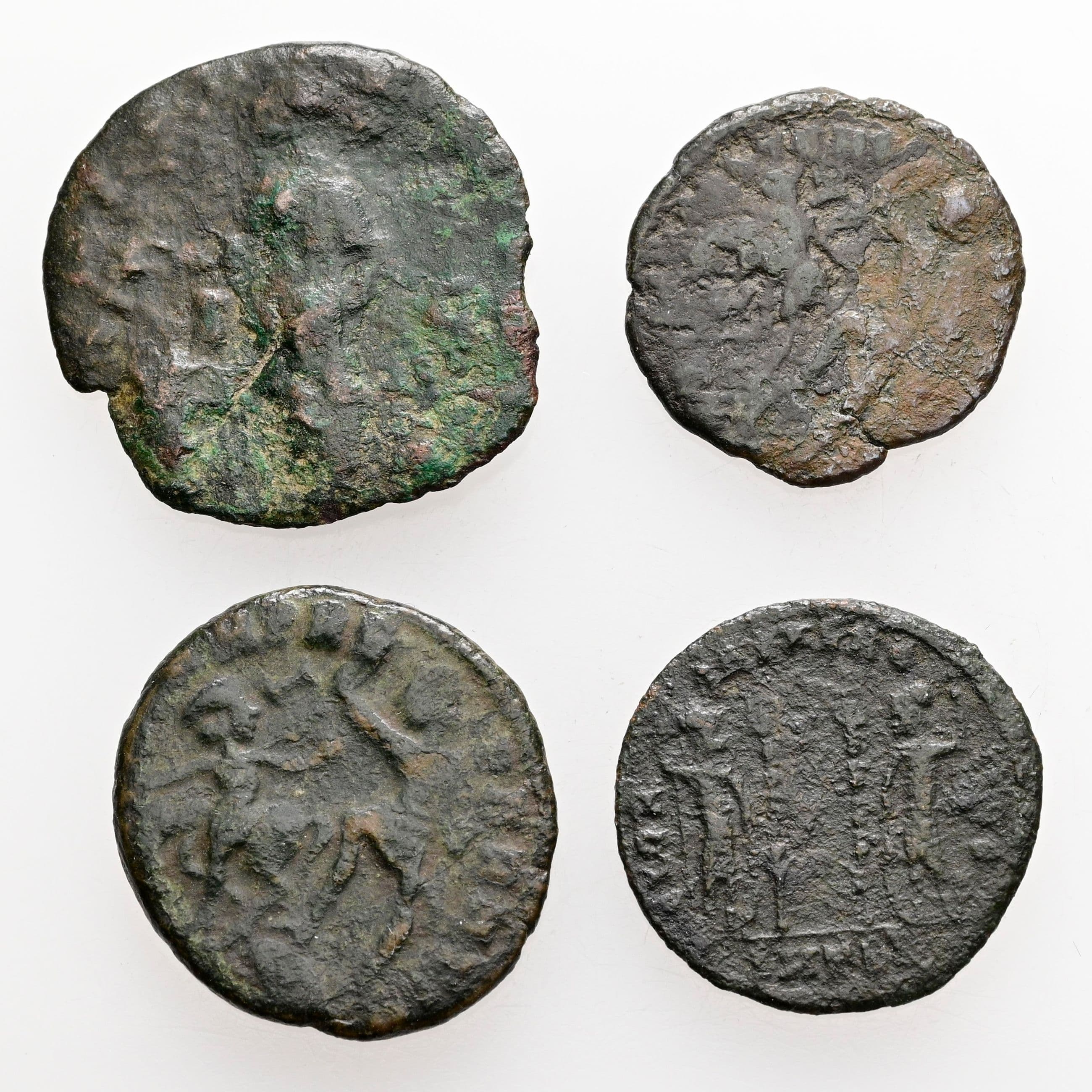 Lot mit 4 spätrömischen Bronzemünzen (Folles) Zeit um Constans Rom – Rückseite