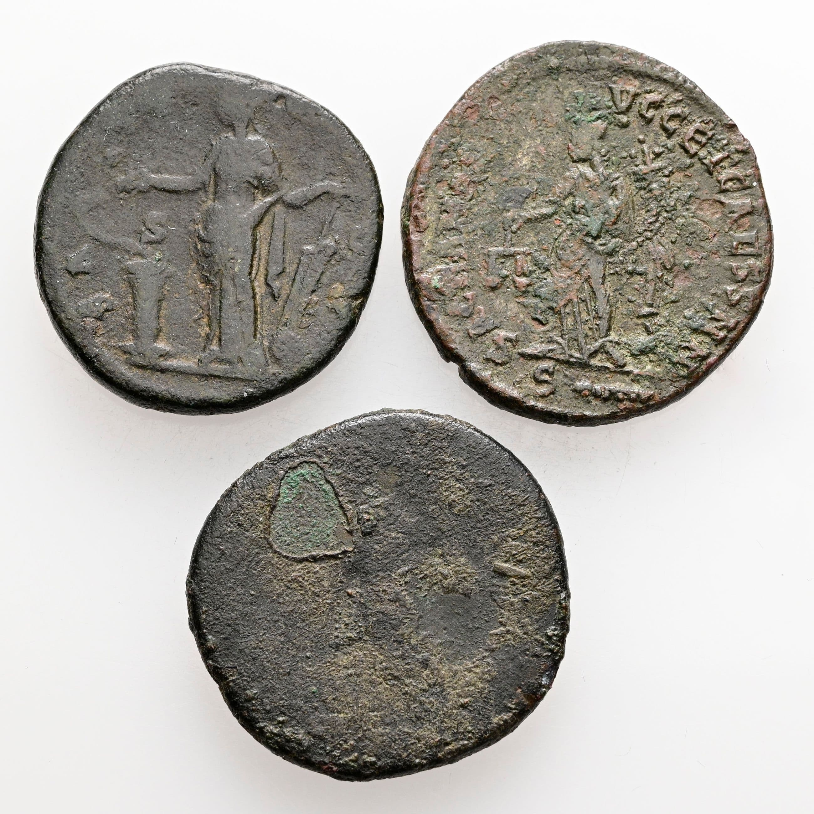 Lot mit 3 römischen Bronzemünzen (2x As 1x Maiorina) Antoninus Pius, Maximianus Rom – Rückseite