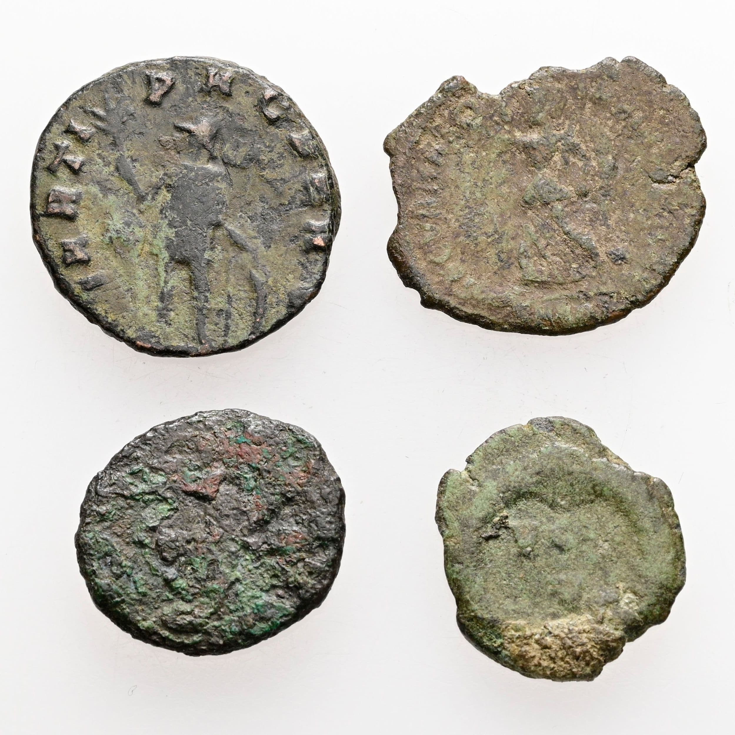 Lot mit 4 spätrömischen Bronzemünzen (Folles, 1x reduz. Antoninian) Zeit des Gallienus Rom – Rückseite