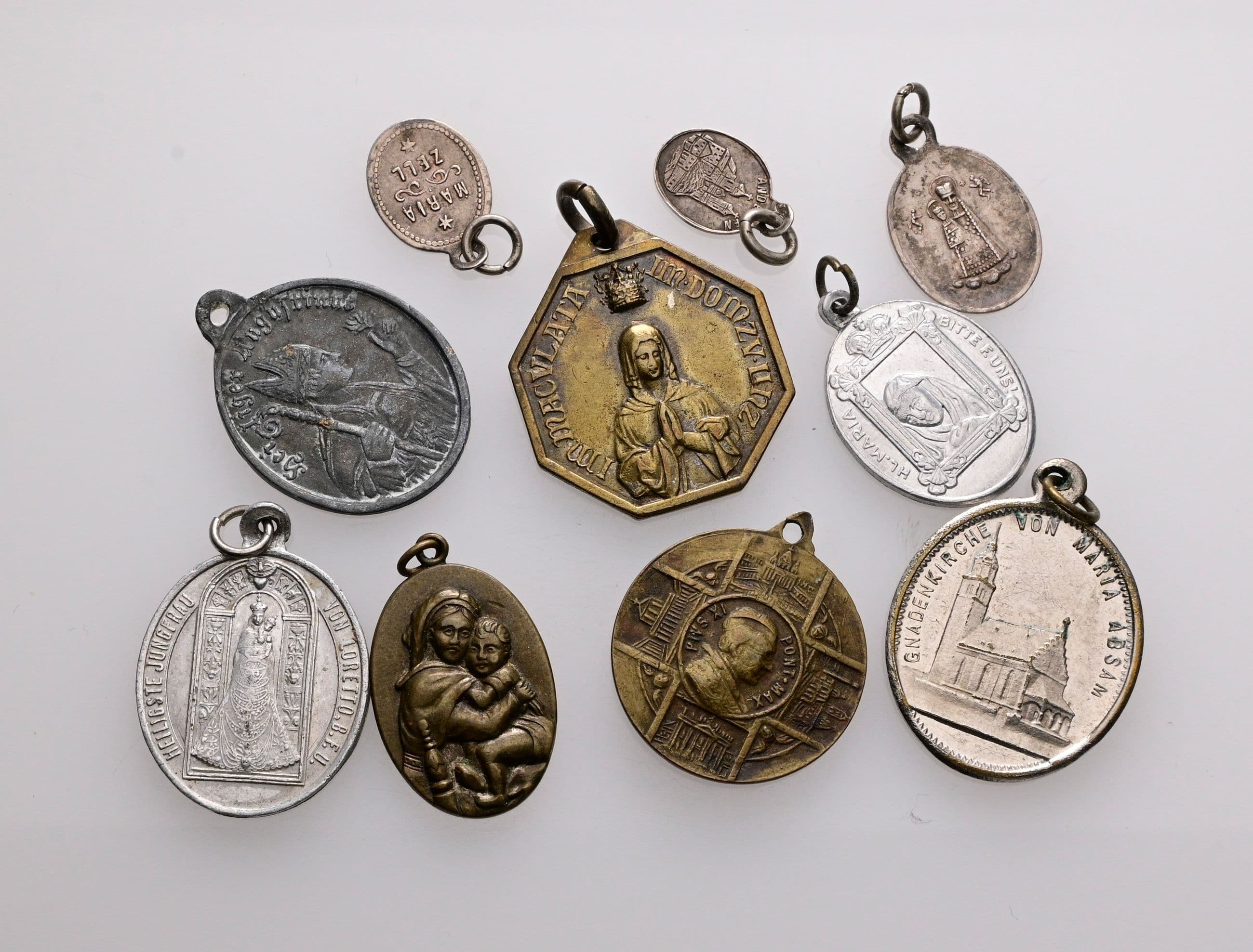 Lot 10x Wallfahrtsanhänger und religiöse Medaillons – Vorderseite