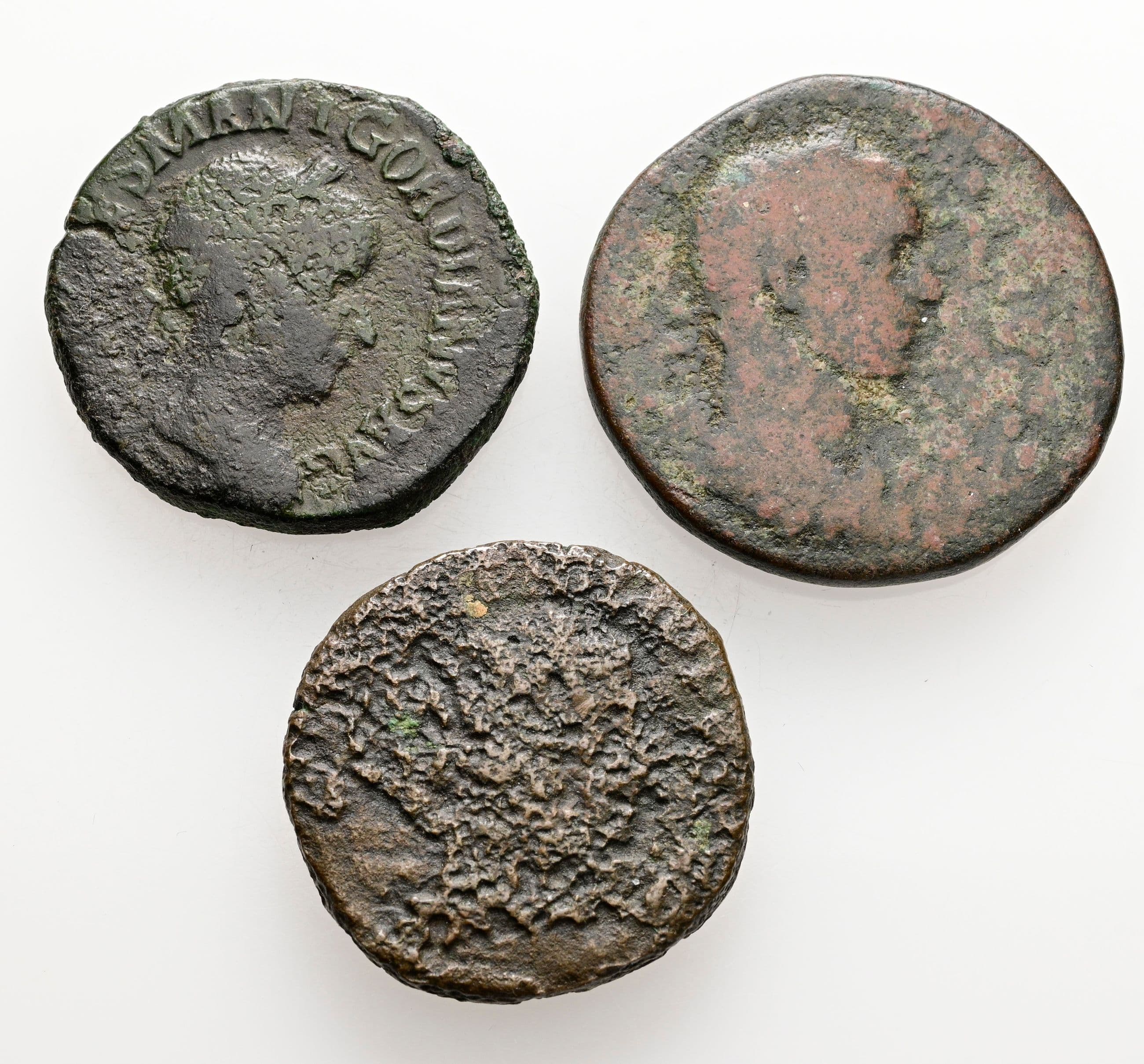 Lot mit 3 römischen Bronzemünzen Zeit um Gordianus III. Pius Rom – Vorderseite