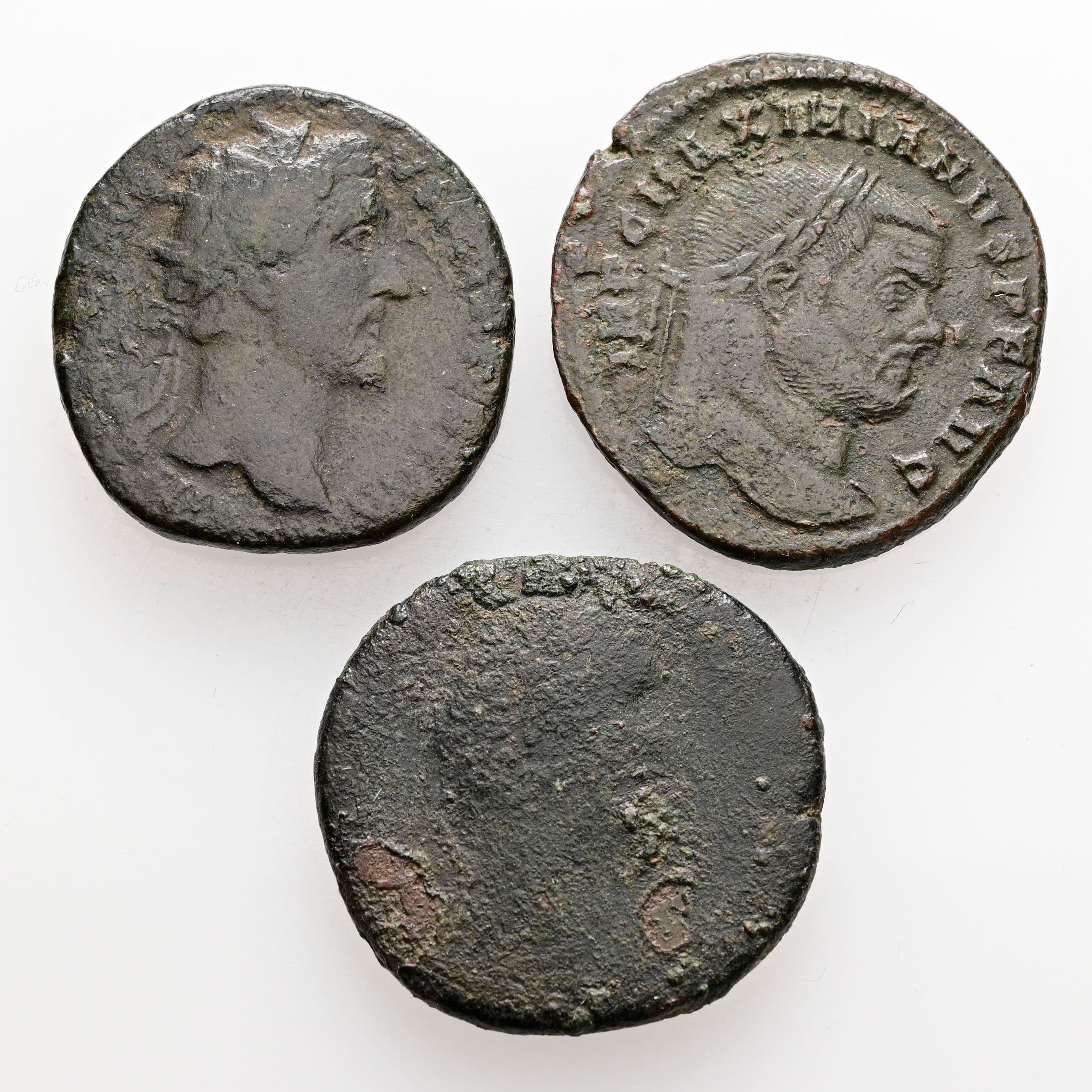 Lot mit 3 römischen Bronzemünzen (2x As 1x Maiorina) Antoninus Pius, Maximianus Rom – Vorderseite