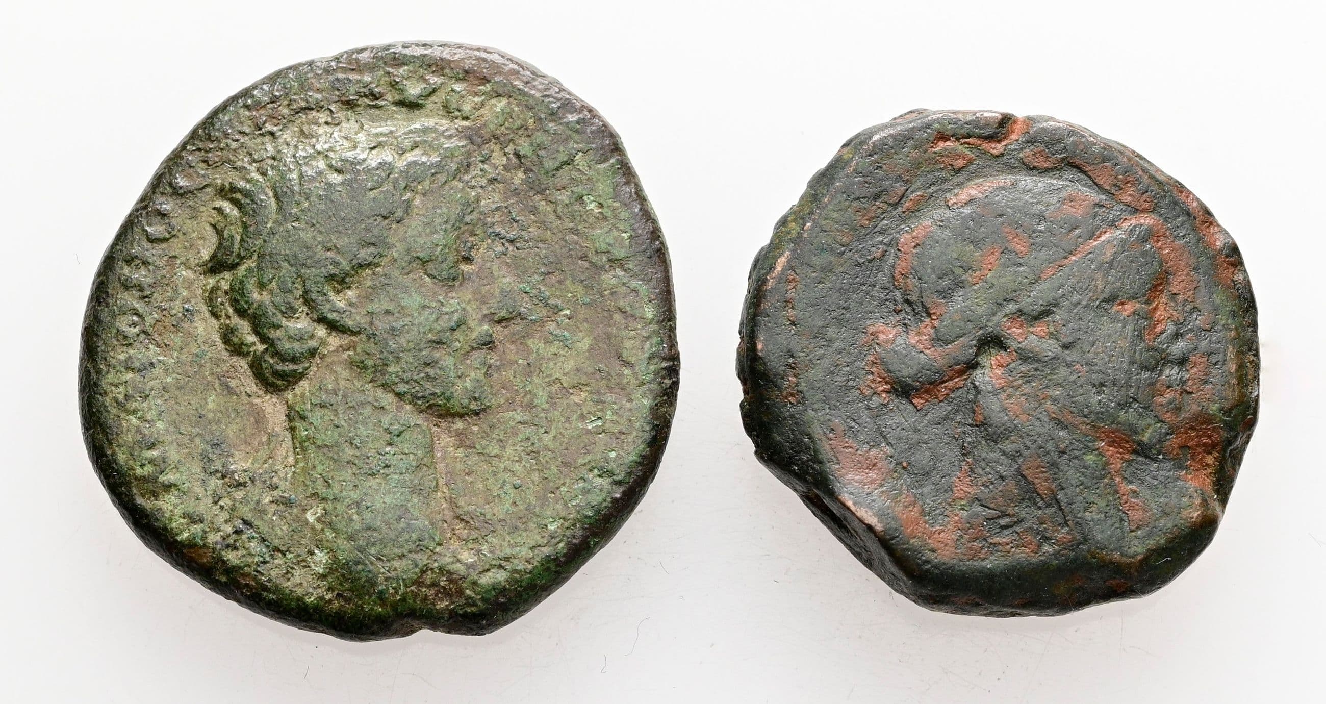 Lot mit 2 römischen Bronzemünzen (1x As, 1x Billon Tetradrachme) Rom – Vorderseite