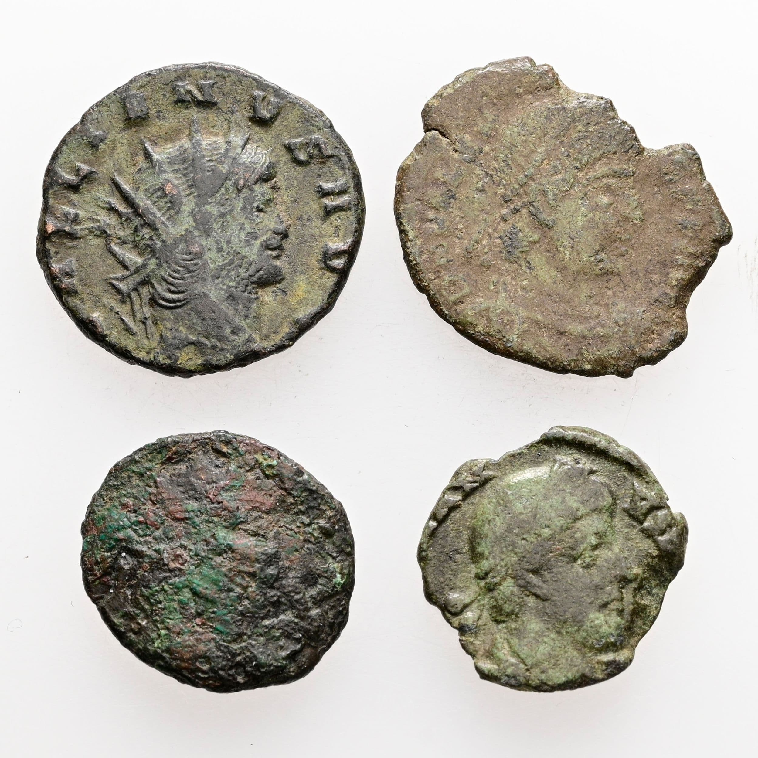Lot mit 4 spätrömischen Bronzemünzen (Folles, 1x reduz. Antoninian) Zeit des Gallienus Rom – Vorderseite