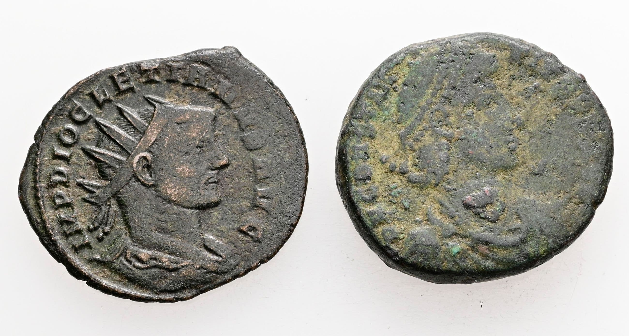 Lot mit 2 römischen Bronzemünzen (1x Antoninian, 1x Follis)